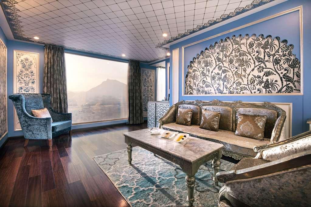 Radisson Blu Udaipur Palace Resort & Spa Pokoj fotografie