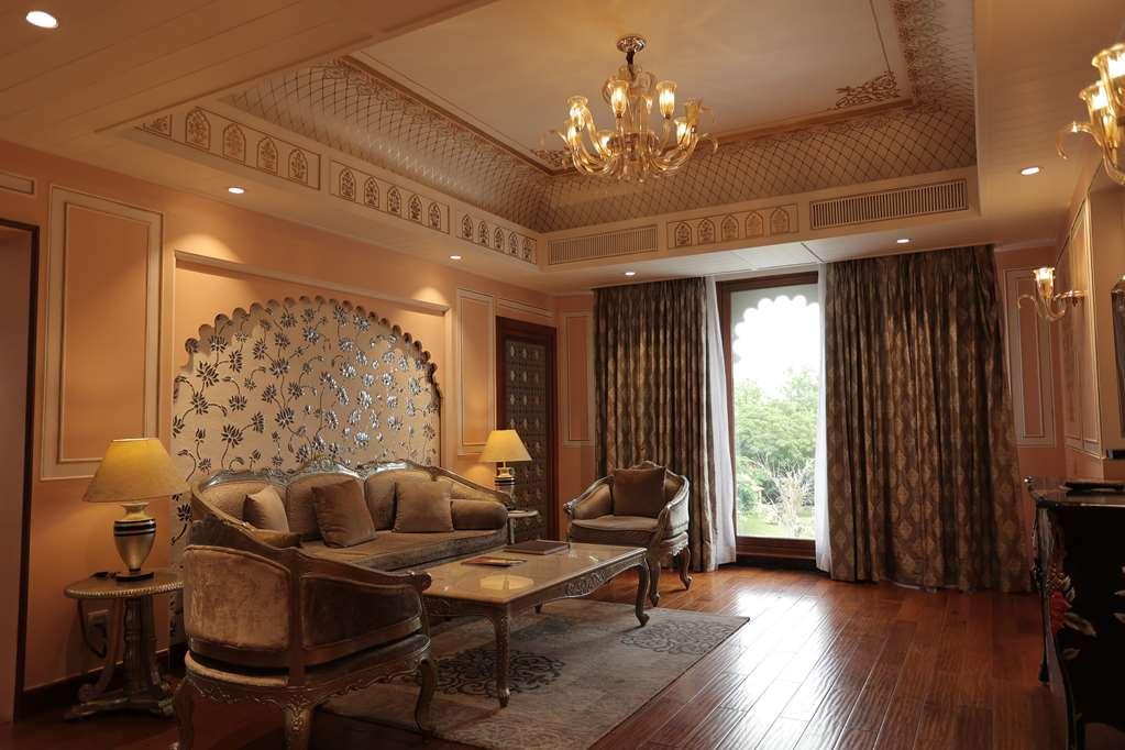 Radisson Blu Udaipur Palace Resort & Spa Pokoj fotografie