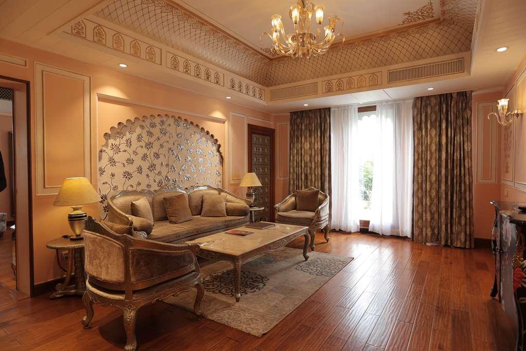Radisson Blu Udaipur Palace Resort & Spa Pokoj fotografie